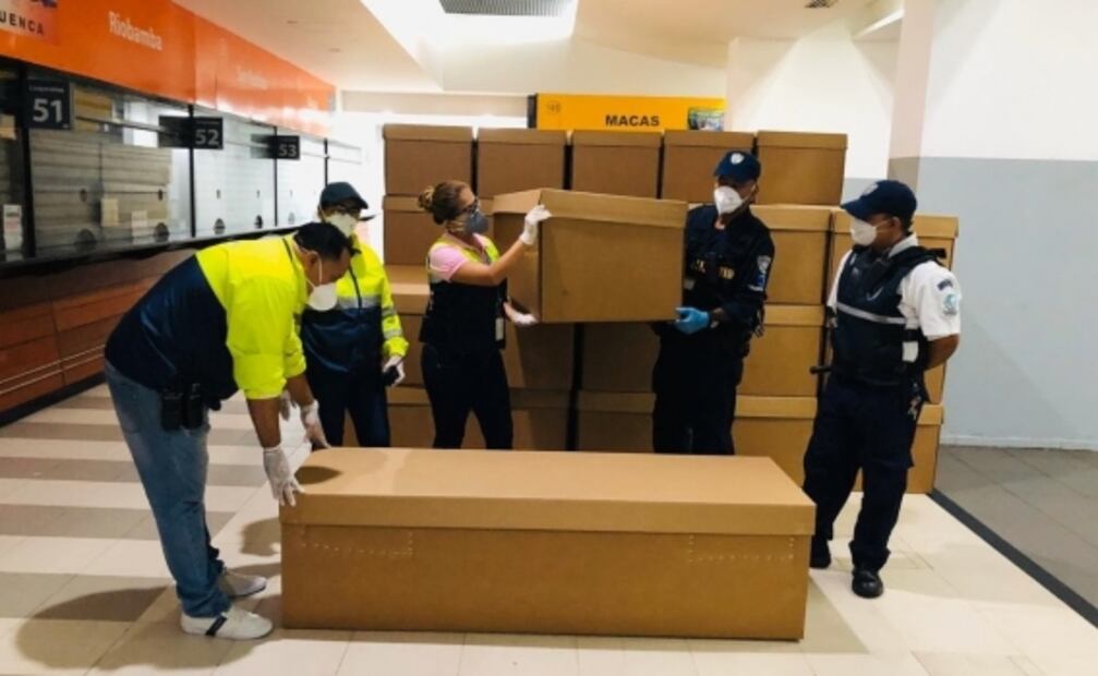 Reparten en Guayaquil ataúdes de cartón ante crisis por el coronavirus