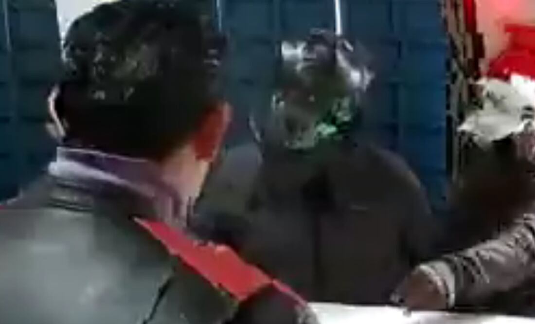 La extorsión quedó grabada en video. Foto: Tomada de video @siete_letras