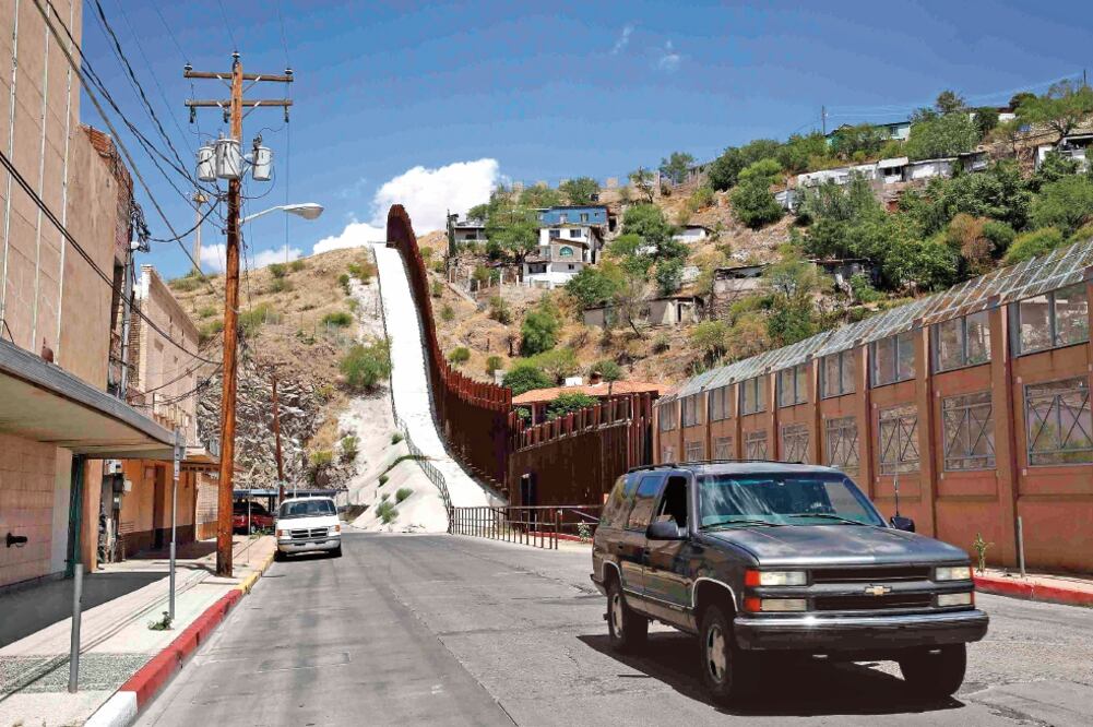 Los linderos entre México y Estados Unidos han sido amurallados en varias zonas. En la imagen, la localidad de Nogales. Del lado derecho se observa EU y del lado izquierdo, la parte mexicana (ARCHIVO EL UNIVERSAL)