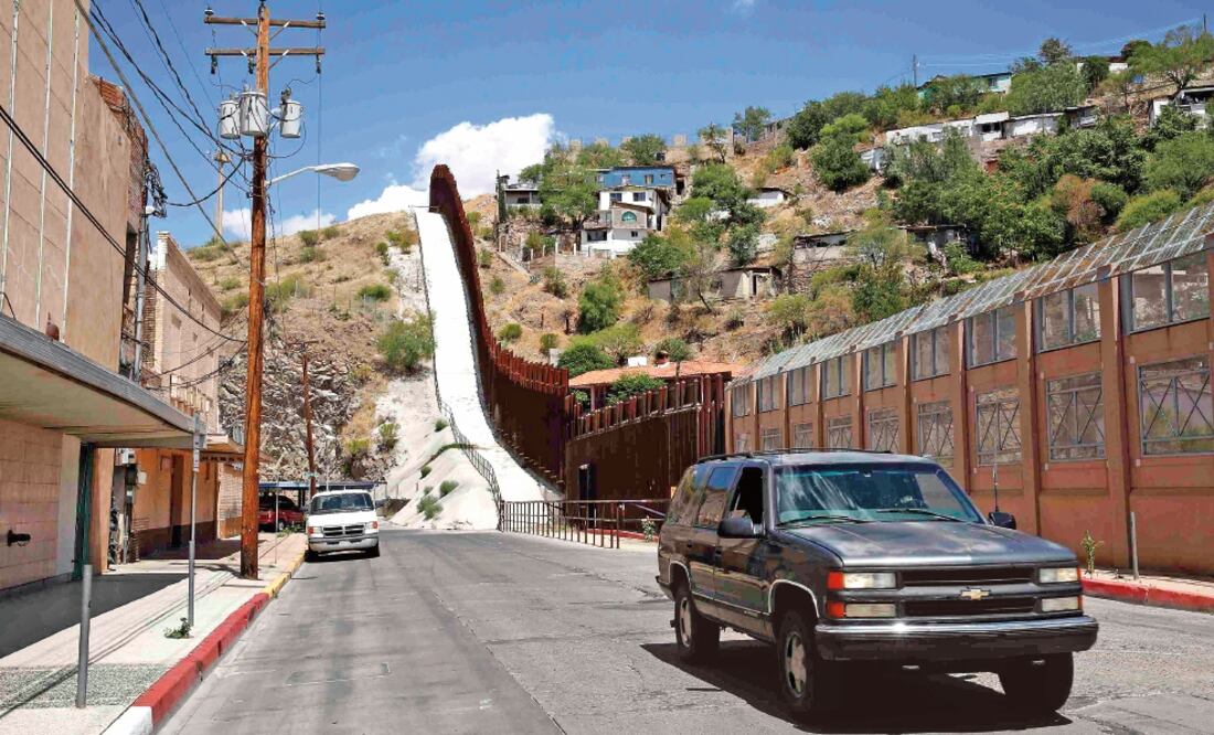 Los linderos entre México y Estados Unidos han sido amurallados en varias zonas. En la imagen, la localidad de Nogales. Del lado derecho se observa EU y del lado izquierdo, la parte mexicana (ARCHIVO EL UNIVERSAL)