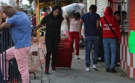 Dos días después de ser evacuados de su casa por mega socavón en Iztapalapa, familia afectada puede sacar algunas pertenencias 