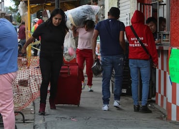 Dos días después de ser evacuados de su casa por mega socavón en Iztapalapa, familia afectada puede sacar algunas pertenencias