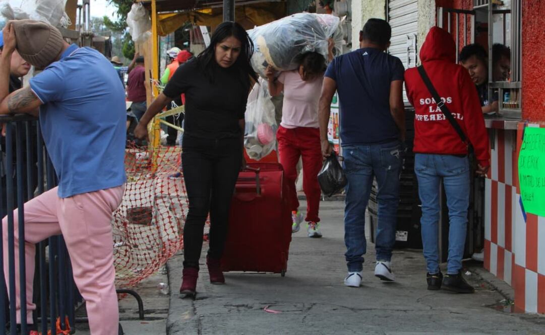 Una familia que fue evacuada de la vivienda ubicada frente al socavón en la alcaldía Iztapalapa, pudieron sacar algunas pertenencias tras dos días de la salida de su casa.
Foto: Darío Luna
