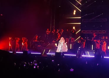 Dulce salda deuda con sus fans, se presenta en el Teatro Metropólitan tras extirparle un tumor