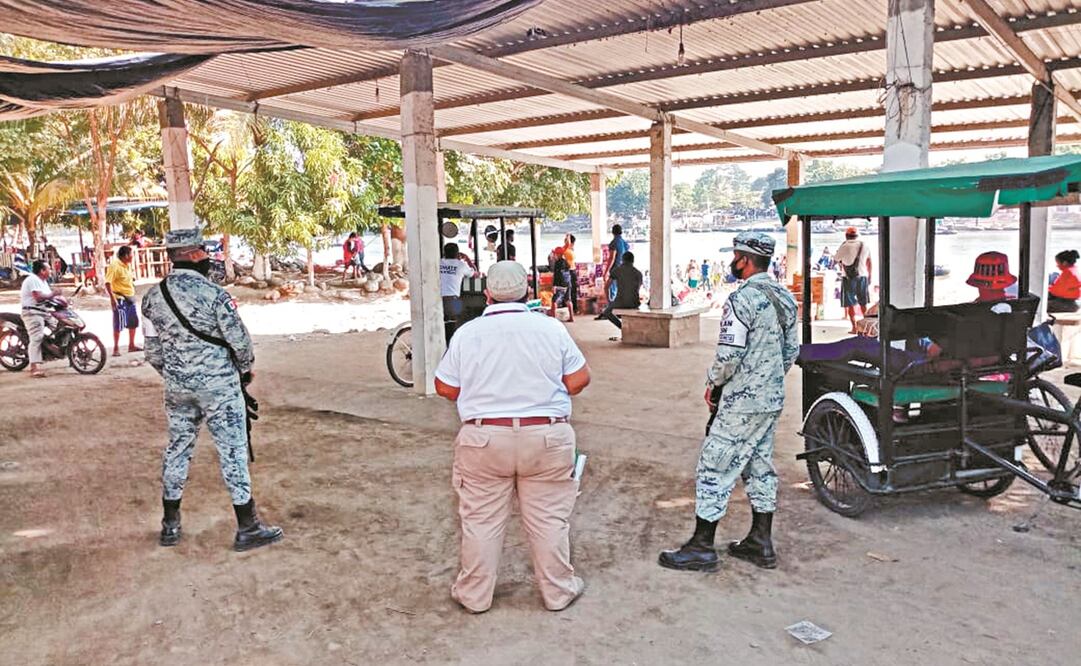 Seis efectivos de la Guardia Nacional y del Ejército recorrieron tres kilómetros del río Suchiate para evitar la entrada de centroamericanos. Foto: María de Jesús Peters. EL UNIVERSAL