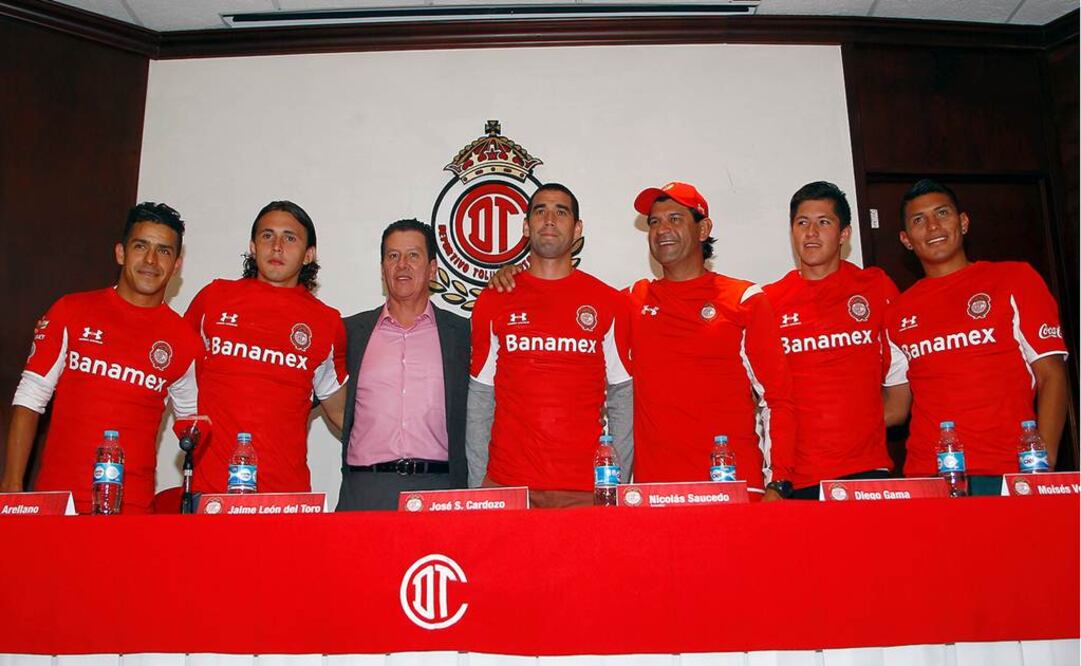 Durante la presentación, Edy Brambila, Omar Arellano, el directivo Jaime León, Nicolás Saucedo, José Cardozo, Diego Gama y Moi Velasco. Foto CORTESÍA CLUB TOLUCA