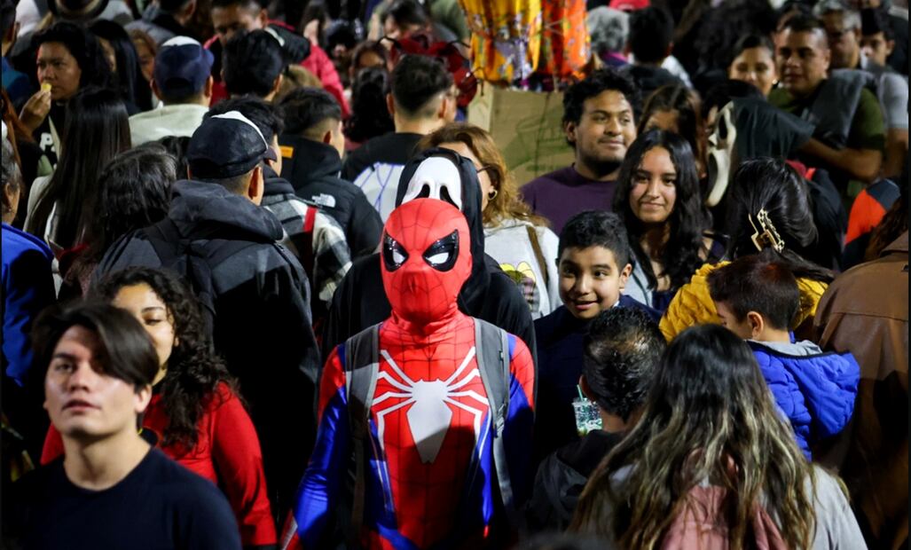 Entre fantasmas, espectros y super héroes niños pidieron la tradicional calaverita en calles del primer cuadro de la Ciudad de México, el 31 de octubre de 2025. Foto: Luis Camacho/EL UNIVERSAL
