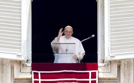 Tras cirugía, Papa reanuda sus actividades en el Vaticano; miles lo vitorean