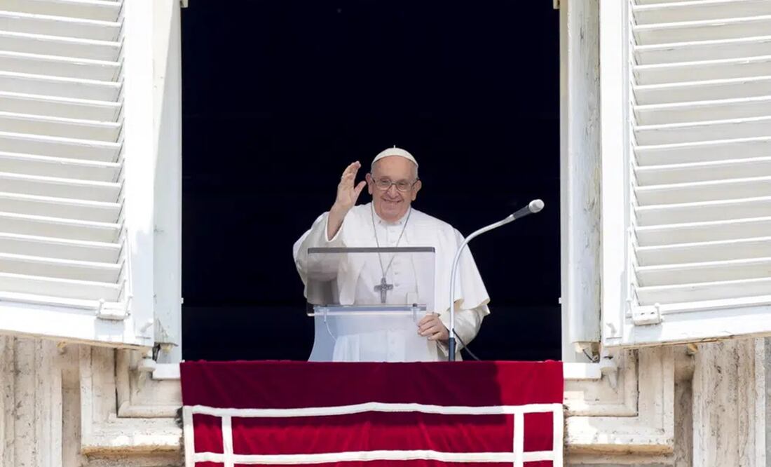 El papa Francisco entrega su bendición mientras recita el Ángelus desde la ventana de su estudio con vista a la Plaza de San Pedro. Foto: AP