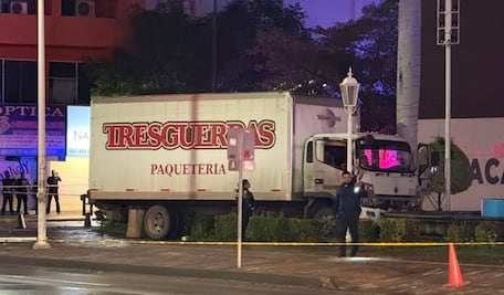 Hallan auto de lujo en camión de paquetería frente al ayuntamiento de Culiacán; asesinan al chofer