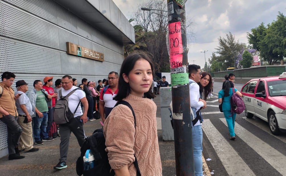 Usuarios optan por salir de los andenes y buscar vías alternas ante el retraso. | Foto: Arantxa Meave/ EL UNIVERSAL.