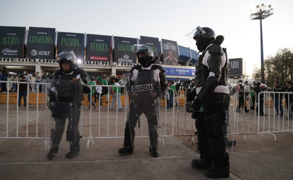 Aficionados viven el México vs Islandia entre el miedo controlado por el Ejército Mexicano. FOTO: Carlos Mejía/EL UNIVERSAL
