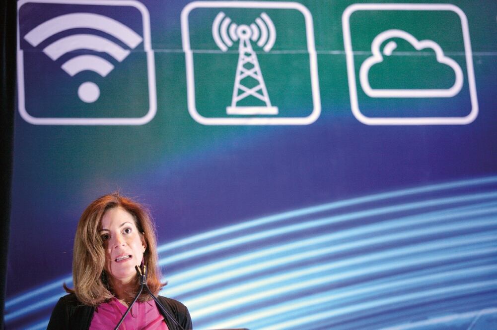 La subsecretaria de Comunicaciones, Mónica Aspe, dijo que buscan disminuir los costos de los operadores para beneficiar al consumidor (IVÁN STEPHENS. EL UNIVERSAL)