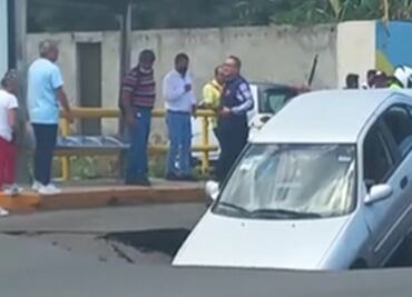 Cae automóvil en socavón en avenida de Morelia, Michoacán