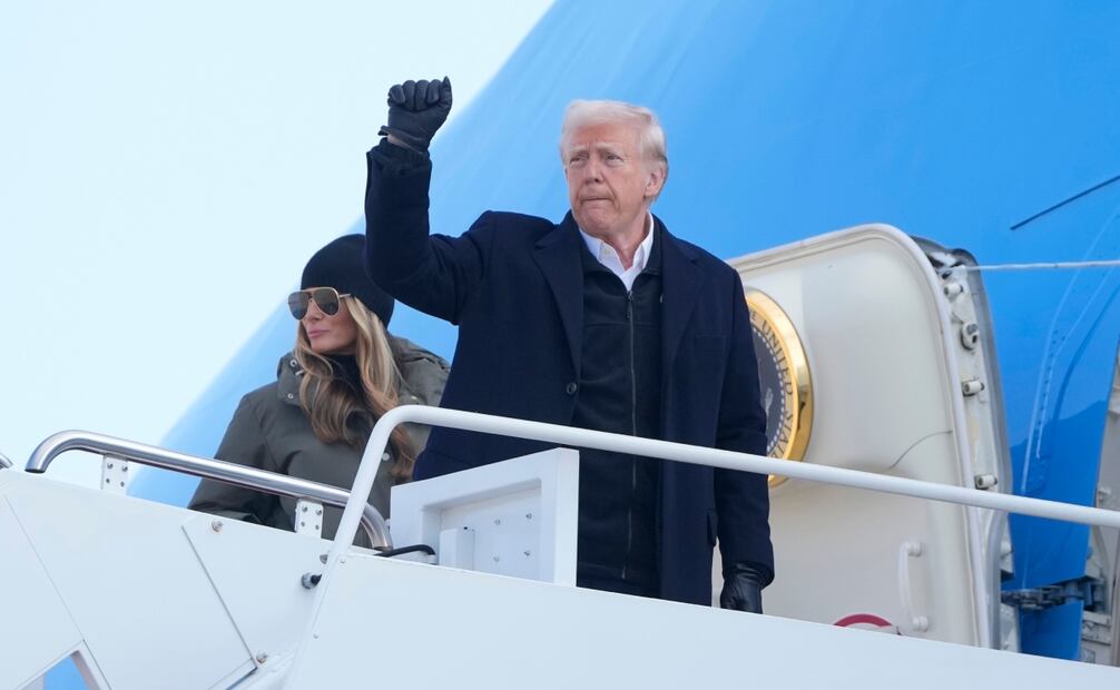El presidente Donald Trump y la primera dama Melania Trump abordan el Air Force One, el viernes 24 de enero de 2025, en la Base Conjunta Andrews, Maryland, para un viaje a Carolina del Norte y California. Foto: AP
