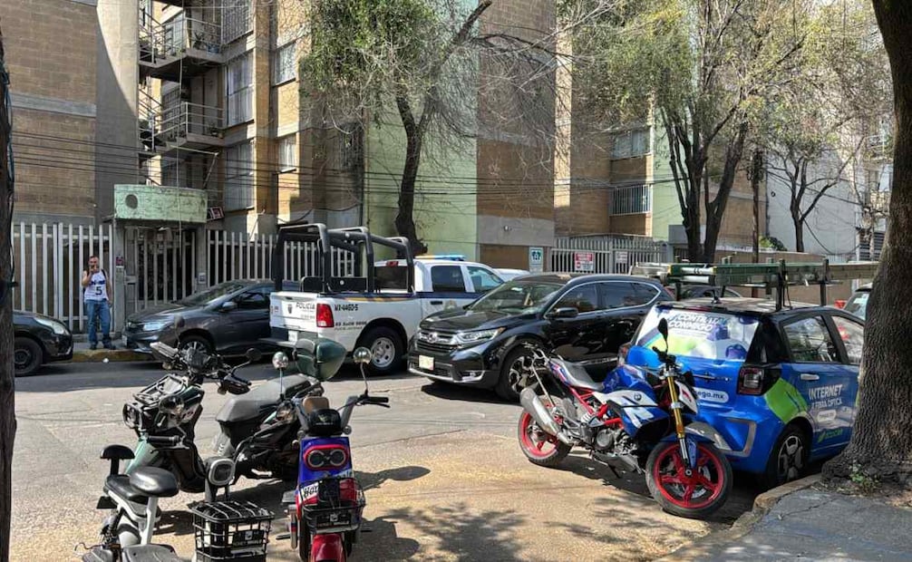 Elementos de SSC acuden a secundaria de Azcapotzalco por reporte de estudiante con presunta arma de fuego; no hay lesionados.
Foto: Juan Carlos Williams.