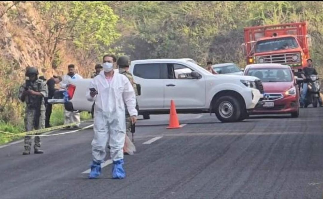 La Policía Morelos y peritos arribaron a la zona donde fue encontrada la mujer sin vida en la carretera federal Jiutepec-Yautepec (22/05/2025). Foto: Especial