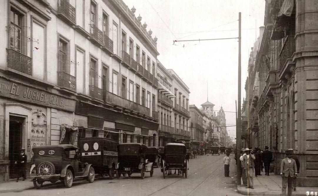 La calle de Isabel la Católica, antes llamada del Ángel en este tramo, vista desde República de Uruguay alrededor de 1920, uno de varios sitios donde se cree que Francisco I. Madero practicaba el espiritismo en la capital. A la izquierda hoy se encuentra el edificio del Instituto Tecnológico de Teléfonos de México, con un Sanborns en la planta baja; en el fondo destacan la Casa Boker y el templo de la Profesa. Imagen: Col. Villasana. Referencia: La Luz en México. Periódico Espírita, 1872-1873 “Administración, calle del Ángel, núm. 14”. Actual Isabel la Católica.