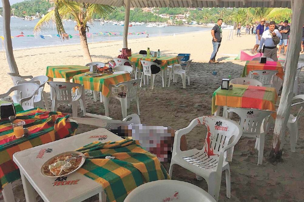El cuerpo del director de Actividades Comerciales Industriales y Espectáculos Públicos de Zihuatanejo quedó junto a una de las mesas. Foto/ESPECIAL
