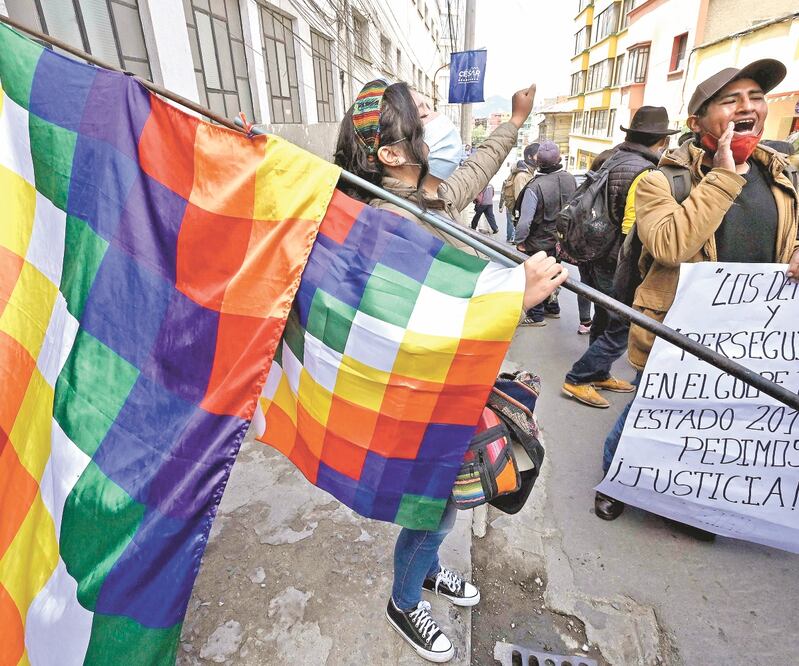 Los opositores a la expresidenta interina de Bolivia Jeanine Áñez se manifiestan frente a las instalaciones de la Fuerza Especial Contra el Delito, en La Paz. Foto: AIZAR RALDES. AFP