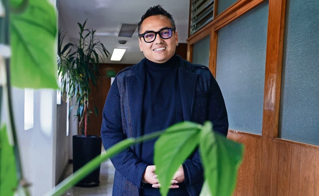 El coreógrafo, investigador y gestor Alonso Alarcón plantea la articulación de la política nacional de la danza desde la Red Nacional de Saberes Corporales y las Pedagogías de la Danza con ángulo comunitario. Foto: Berenice Fregoso / EL UNIVERSAL