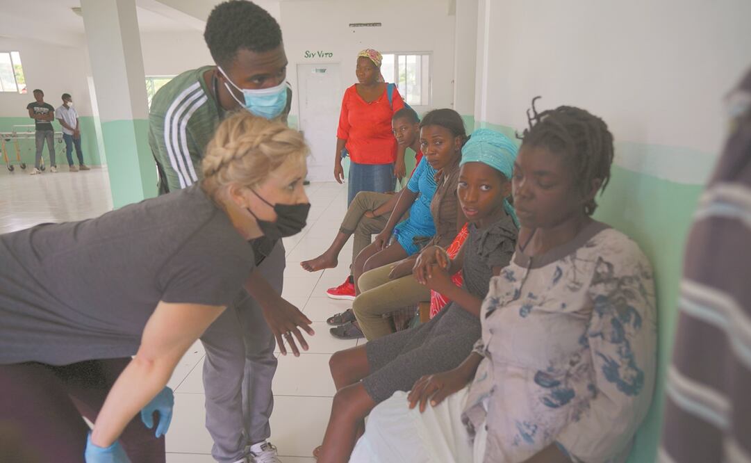 Los heridos por el sismo, en un hospital en Les Cayes. Foto: Fernando Llano/ AP.