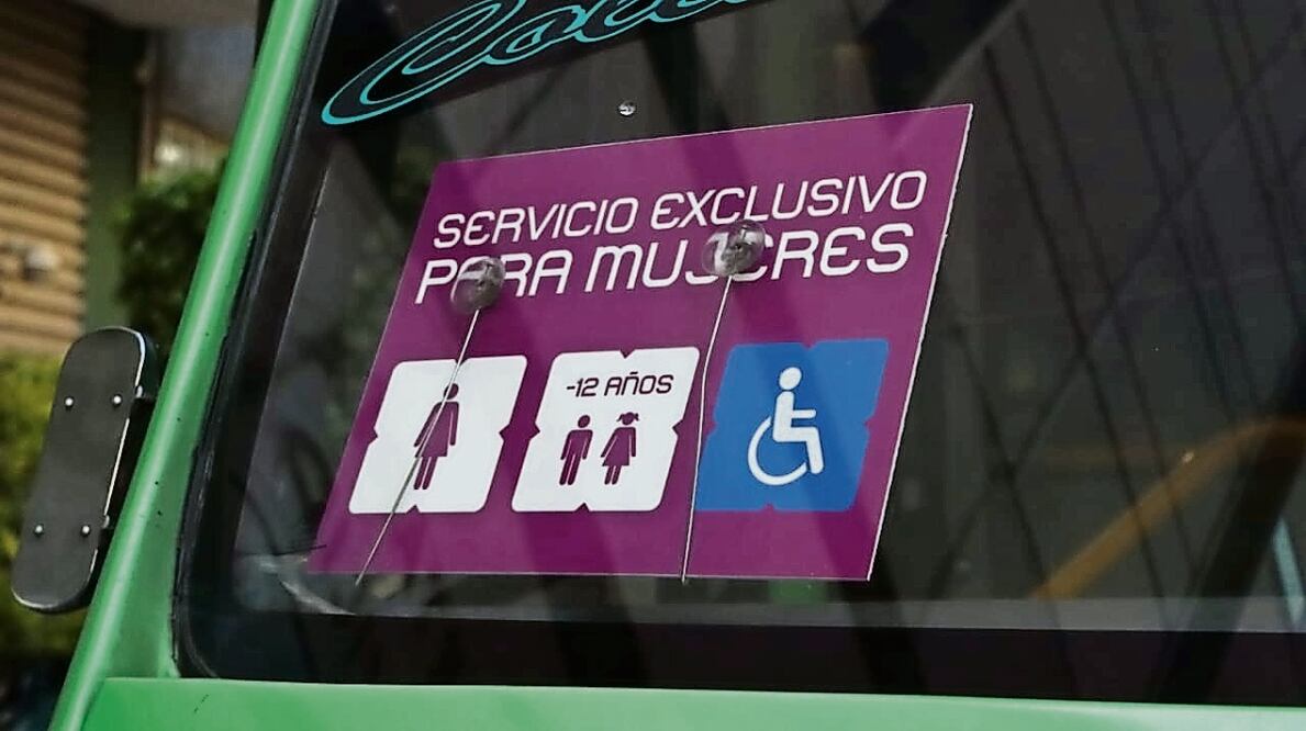 Con pegatinas, lonas y letreros, la Semovi busca prevenir situaciones de acoso dentro del transporte público. Foto: ESPECIAL