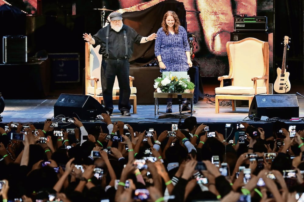 El escritor, acompañado por la editora Wendolín Perla, de Penguin Random House, convivió con 2 mil 500 seguidores (JUAN CARLOS REYES. EL UNIVERSAL)