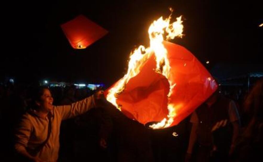 Iluminan cielo de Oaxaca con globos de cantoya