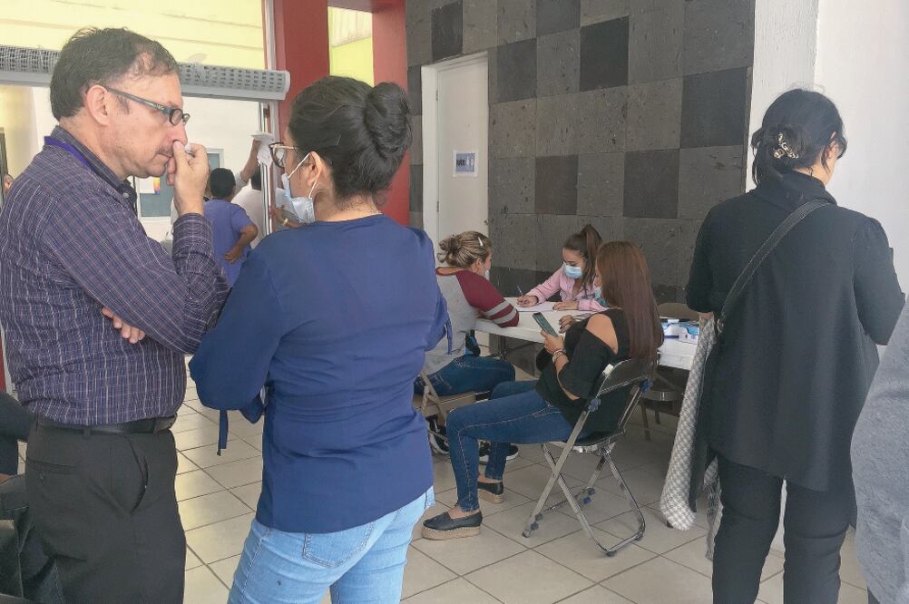 Familiares de personas desaparecidas tuvieron que esperar hasta cuatro hora s para tener acceso a los archivos y fotografías digitalizadas. (FOTO: Carlos Zepeda. EL UNIVERSAL)