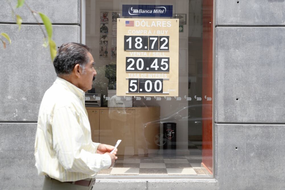 Citibanamex no prevé una gran apreciación del peso debido a que prevalecen factores locales que inciden en el tipo de cambio (ARCHIVO EL UNIVERSAL)