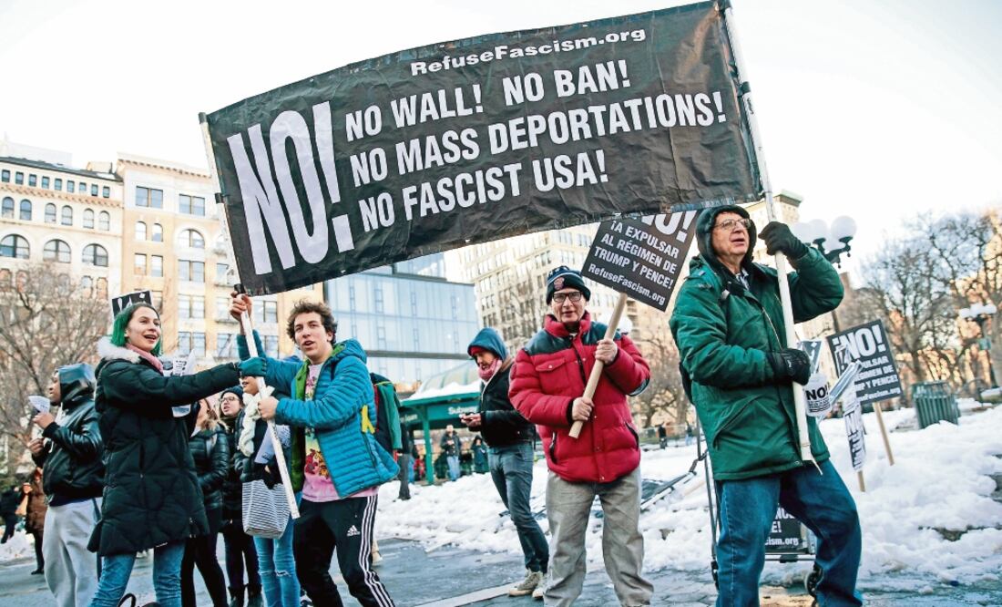 Manifestantes sostienen una pancarta contra el muro, el decreto migratorio y las deportaciones masivas que defiende la administración Trump, en un acto ayer en Nueva York (AFP)
