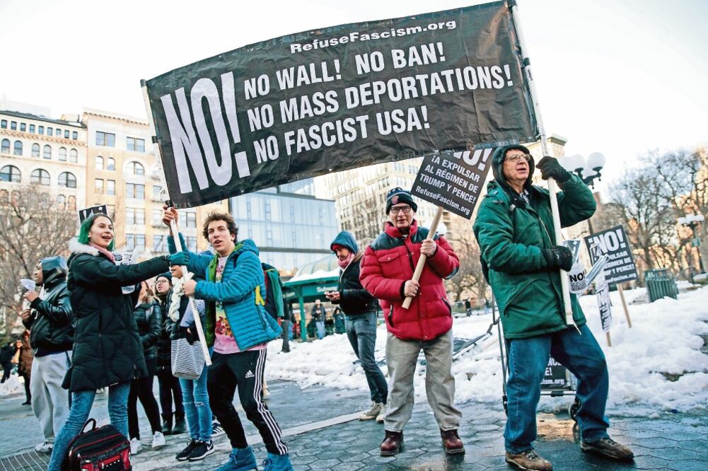 Manifestantes sostienen una pancarta contra el muro, el decreto migratorio y las deportaciones masivas que defiende la administración Trump, en un acto ayer en Nueva York (AFP)