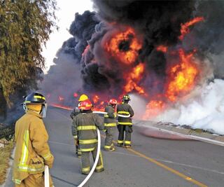 Explota ducto de Pemex; evacuan a 200