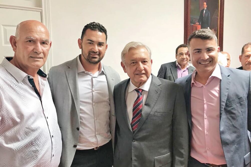 Adrián González y AMLO, quien apoyará al rey de los deportes. (ESPECIAL)
