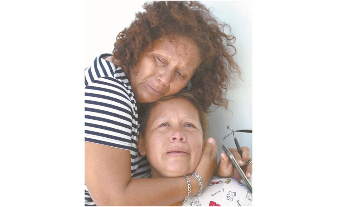 Una mujer es consolada luego de que las autoridades le confirmaron que su esposo estaba entre las víctimas mortales del ataque ocurrido la noche del martes en Coatzacoalcos, Veracruz. Foto: REBECCA BLACKWELL. AP