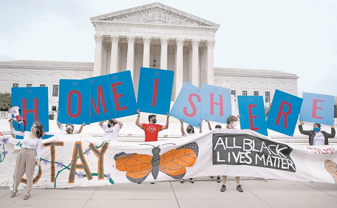 Defensores de los migrantes, durante una manifestación en junio afuera de la Corte Suprema, en Washington. Foto: Michael Reynolds. EFE