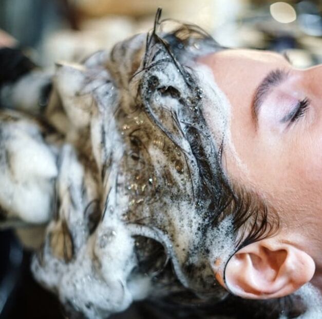 El método correcto para exfoliar tu pelo y mantenerlo sano