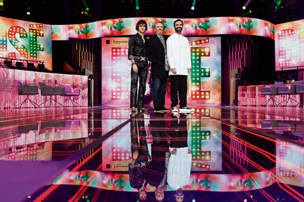 Los actores José Pastor e Iván Sánchez dan vida a Bosé en la bioserie. Foto: EFE