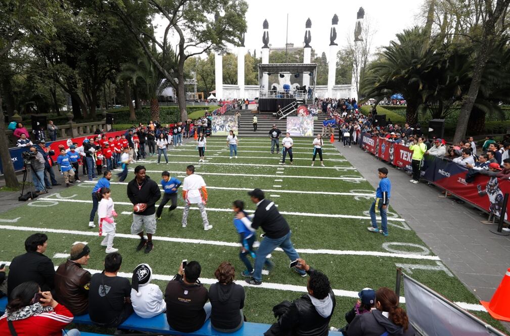 En el Bosque de Chapultepec, donde la entrada es gratuita, se instalaron espacios para que los aficionados se tomen fotografías, jueguen futbol flag en un minicampo y practiquen goles de campo, entre otras actividades.