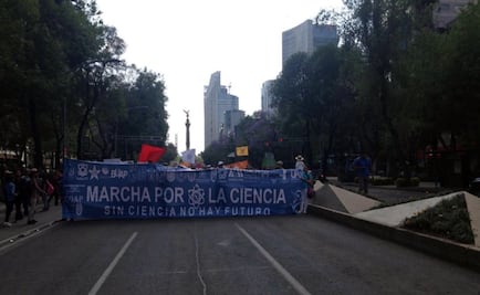 Marchan a favor de la ciencia del Ángel al Zócalo