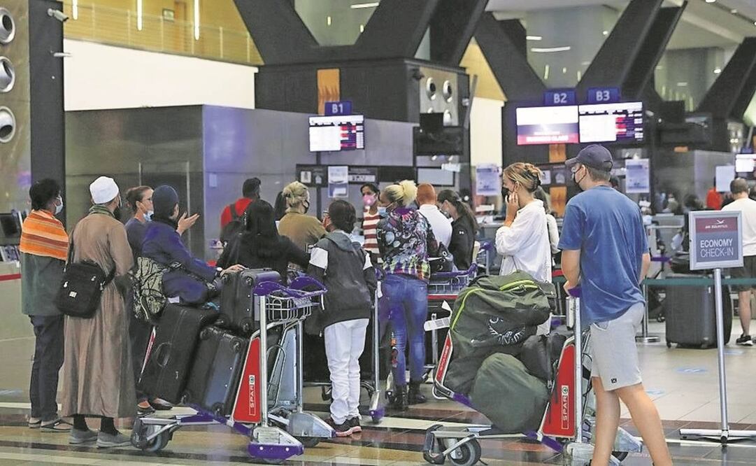 Los viajeros, en el Aeropuerto Internacional en Johannesburgo, después de que se anunciaran restricciones de vuelo. Foto: Phill Magakoe/ AFP.