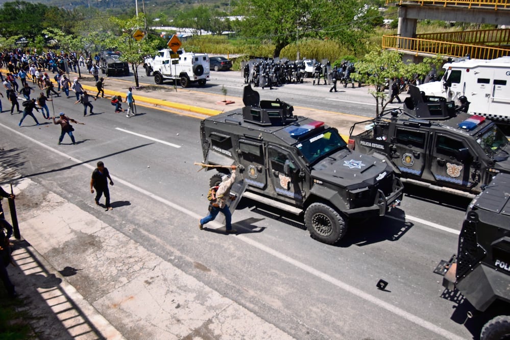 Con piedras y palos, cientos de pobladores enfrentaron a elementos de la Policía Estatal y la Guardia Nacional, a los que les quitaron un vehículo Rhino. Foto:  Cuartoscuro archivo/EL UNIVERSAL