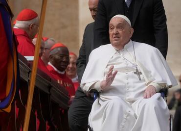 Papa Francisco recibe al personal que lo atendió en hospital de Roma; les agradece por sus servicios "de muy buena calidad"