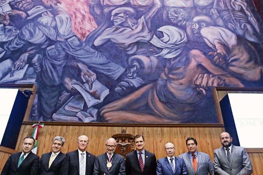 Galardonado. El ministro de la SCJN, Ramón Cossío, recibió el doctorado honoris causa por sus aportes en el derecho constitucional (CORTESÍA)