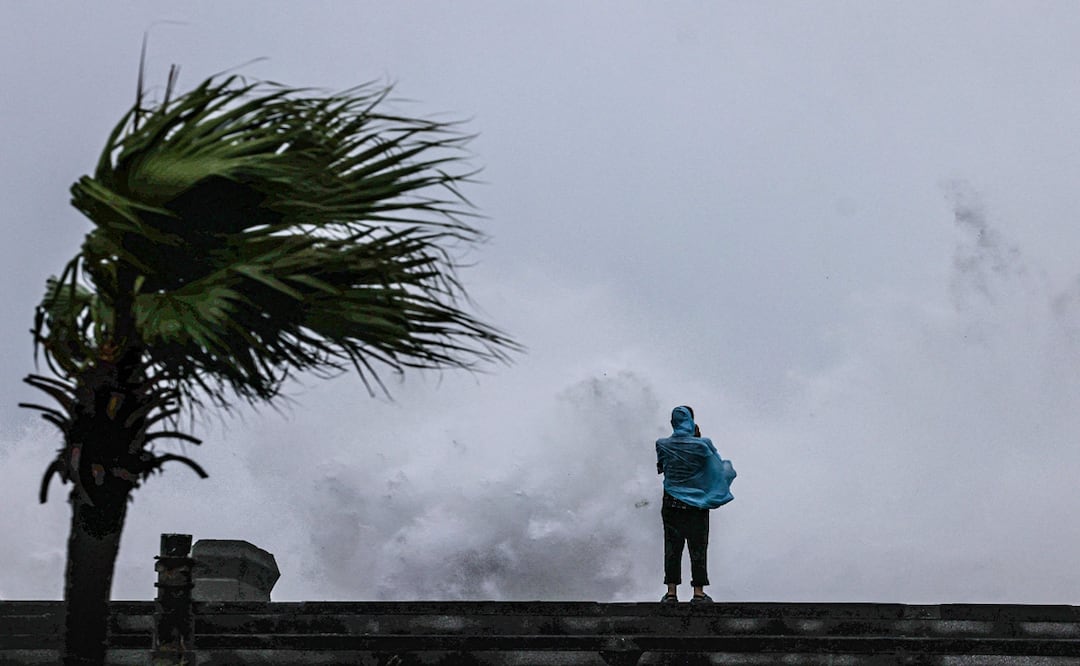 En China, evacúan a miles de personas por tifón Bavi. Foto: AFP