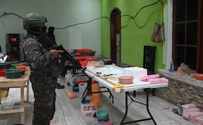 Las autoridades detuvieron a ocho personas e incautaron un arsenal que incluye 14 fusiles de asalto de uso militar, tres pistolas de calibre 9 milímetros y 1.306 cartuchos útiles. Foto: X vía @Ejercito_GT