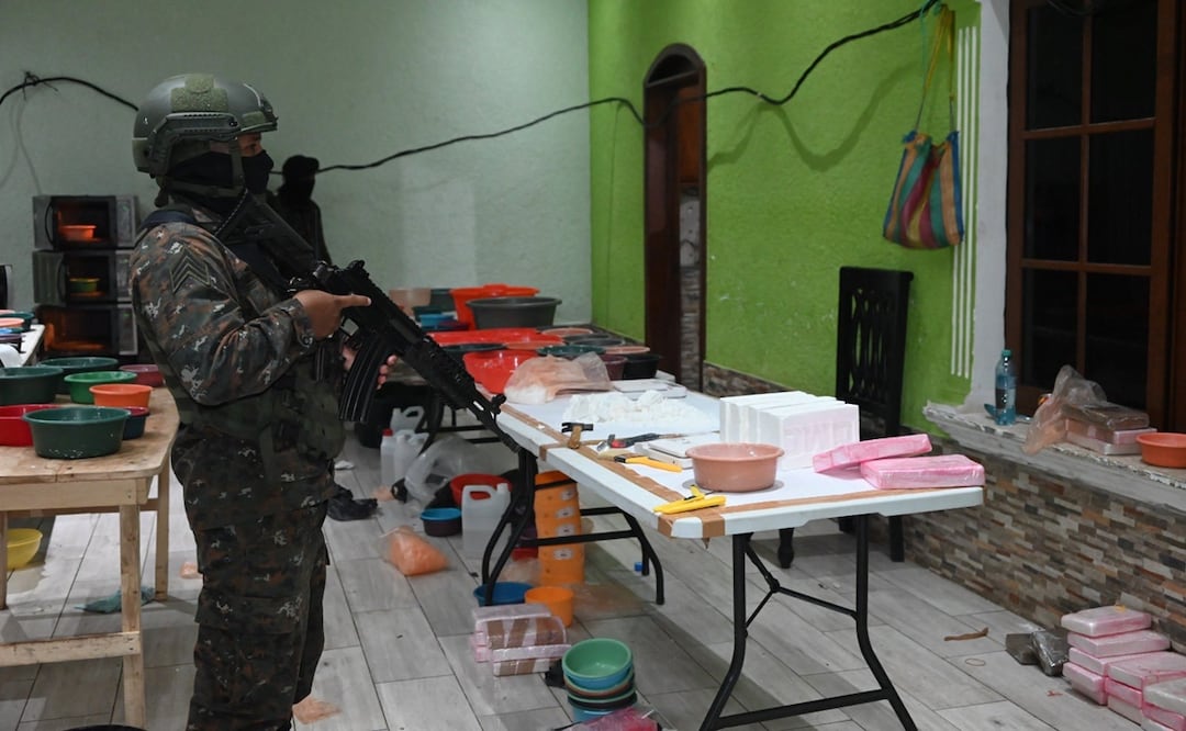 Las autoridades detuvieron a ocho personas e incautaron un arsenal que incluye 14 fusiles de asalto de uso militar, tres pistolas de calibre 9 milímetros y 1.306 cartuchos útiles. Foto: X vía @Ejercito_GT