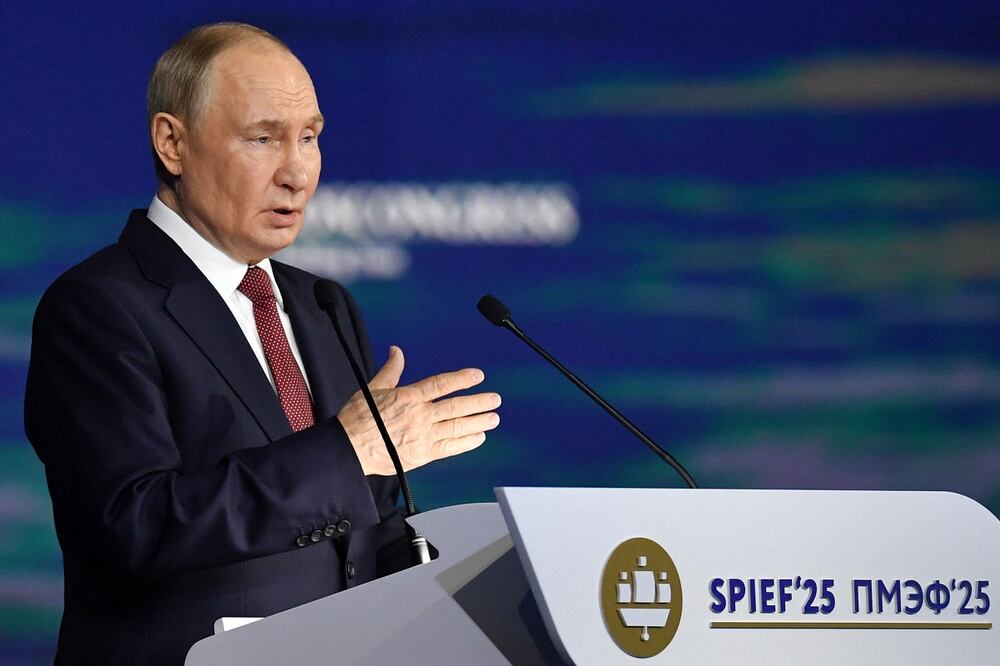 El presidente ruso, Vladimir Putin, pronuncia un discurso en la sesión plenaria del Foro Económico Internacional de San Petersburgo (SPIEF). Foto: AFP