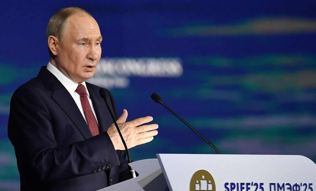 El presidente ruso, Vladimir Putin, pronuncia un discurso en la sesión plenaria del Foro Económico Internacional de San Petersburgo (SPIEF). Foto: AFP